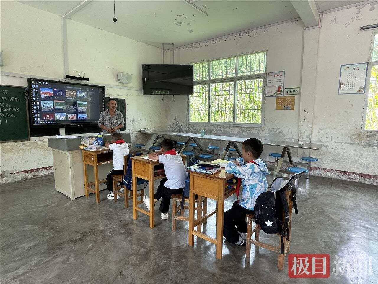全校3个孩子1名老师升旗高唱国歌